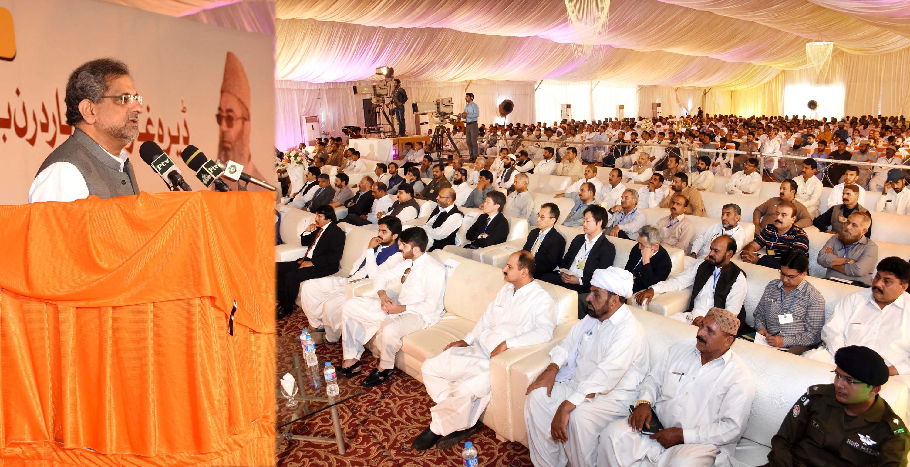 Prime Minister Shahid Khaqan Abbasi Addressing a Public Gathering during the Ground-Breaking Ceremony of Dera Ghazi Khan Northern Bypass and Rakhi Gajj Bewata Section-1 in Dera Ghazi Khan on March 31, 2018