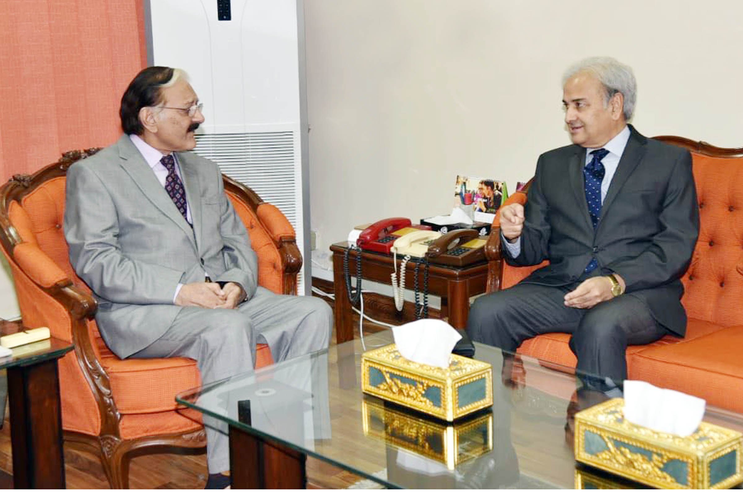 CARETAKER PRIME MINISTER JUSTICE (RETD) NASIR-UL-MULK MEETS CHIEF ELECTION COMMISSIONER JUSTICE (RETD) SARDAR MUHAMMAD RAZA AT ELECTION COMMISSION OF PAKISTAN IN ISLAMABAD ON JUNE 21, 2018.