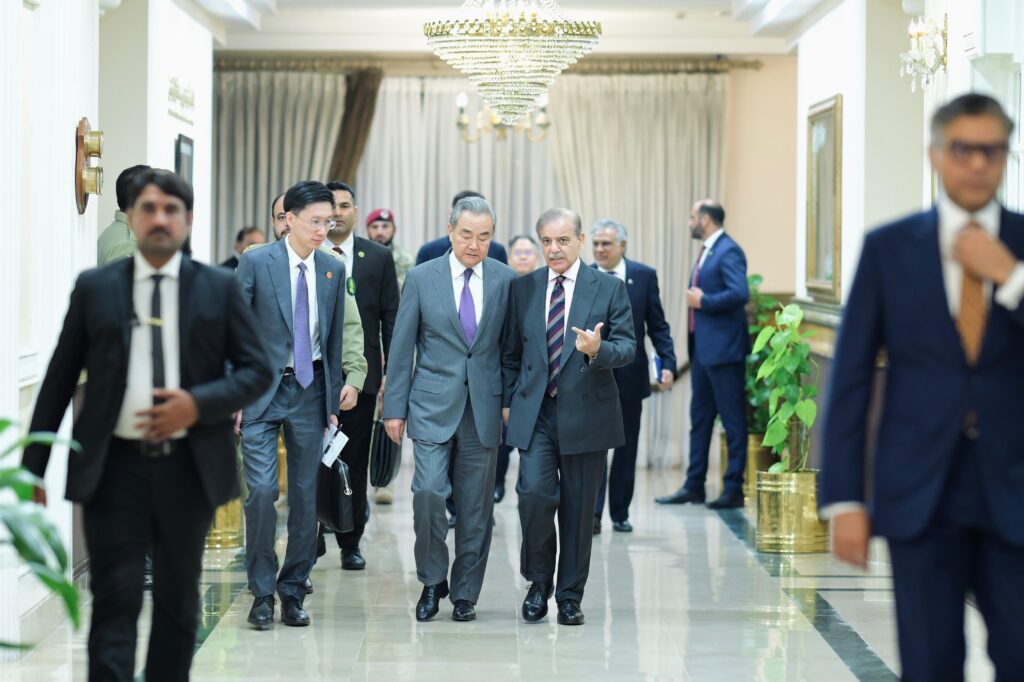 A wider view of the meeting between the Pakistani and Chinese delegations, led by Prime Minister Shehbaz Sharif and Foreign Minister Wang Yi.